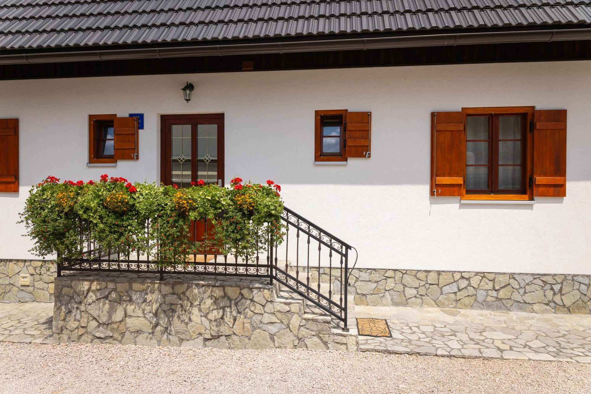 Green Lakes House Hotel Mukinje Exterior photo